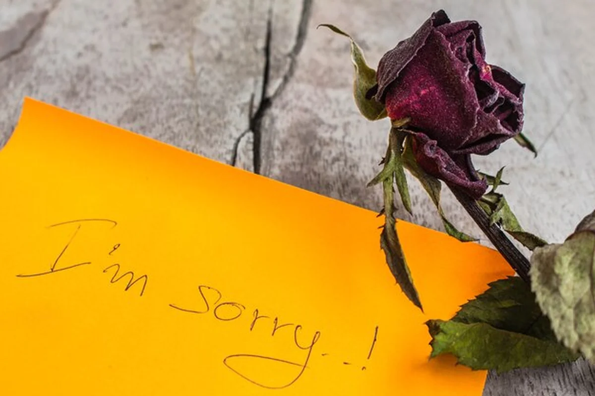 Róże i kartka z kondolencjami