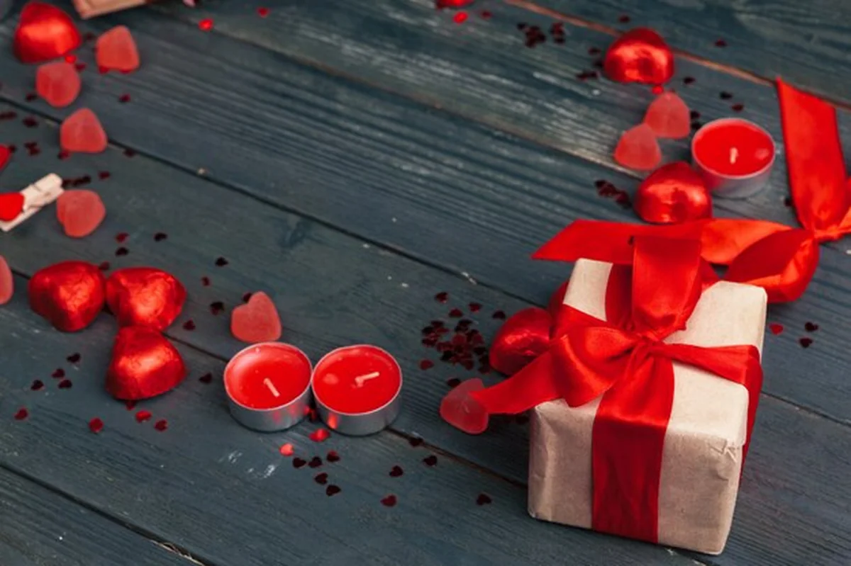 Prezenta pudełko z czerwonymi sercami na drewnianym stole
