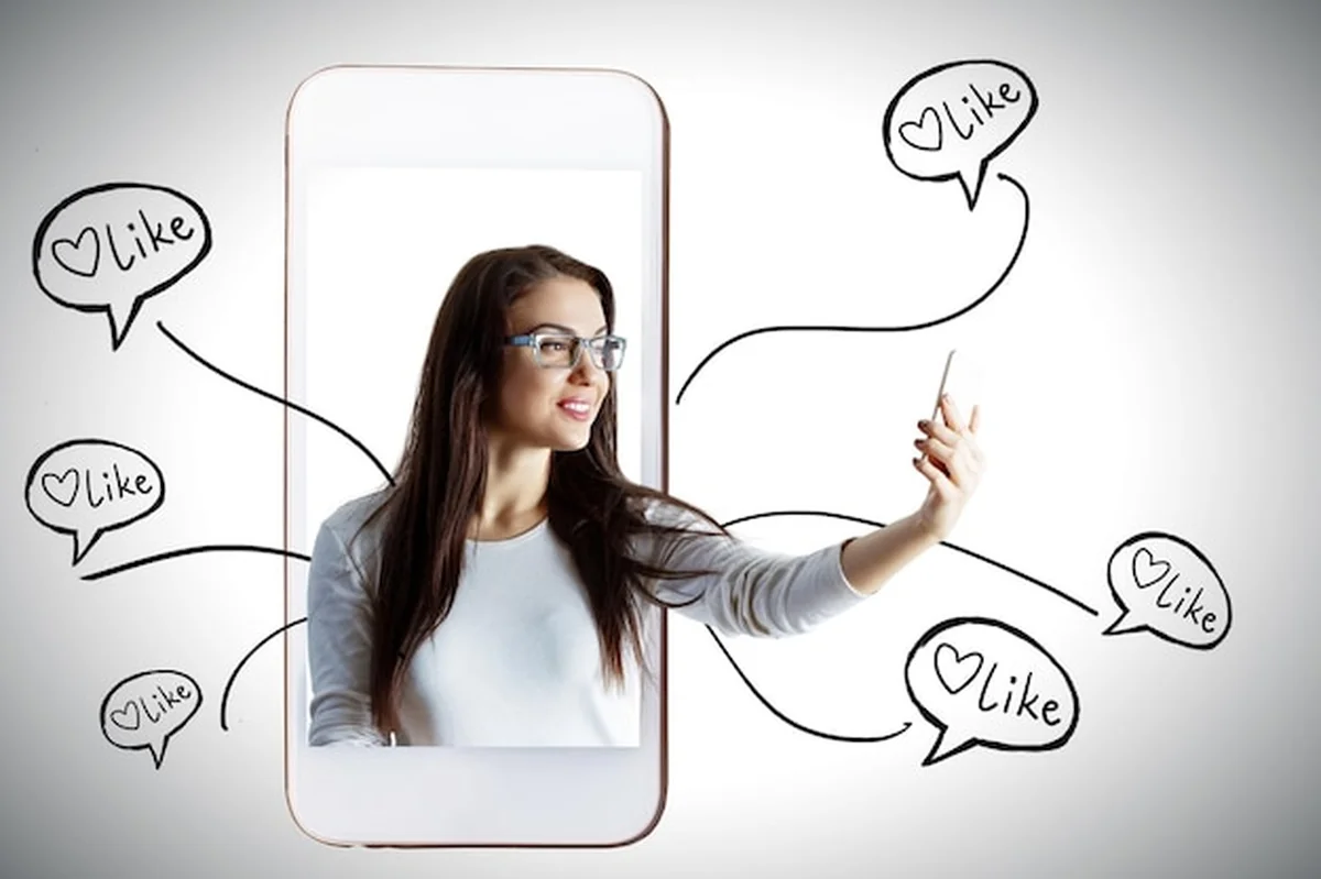 Szczęśliwa kobieta otrzymuje polubienia