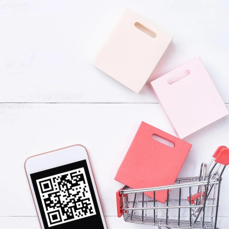 Kolorowy koszyk z papierową torbą na drewnianym stole