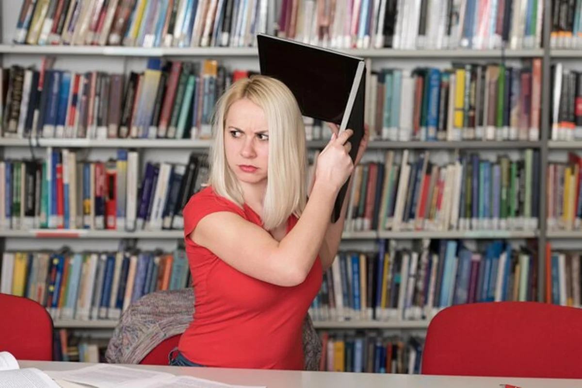 Studentka rzucająca laptopem