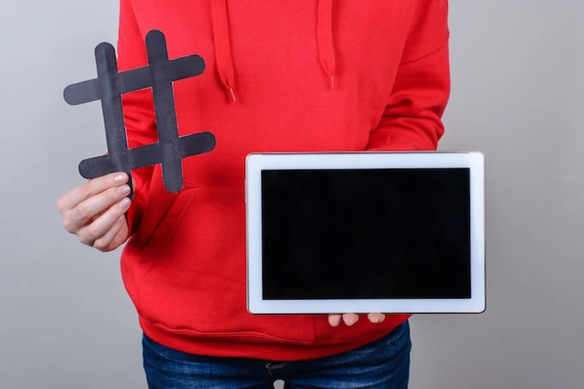 Biały przenośny tablet cyfrowy z czarnym ekranem