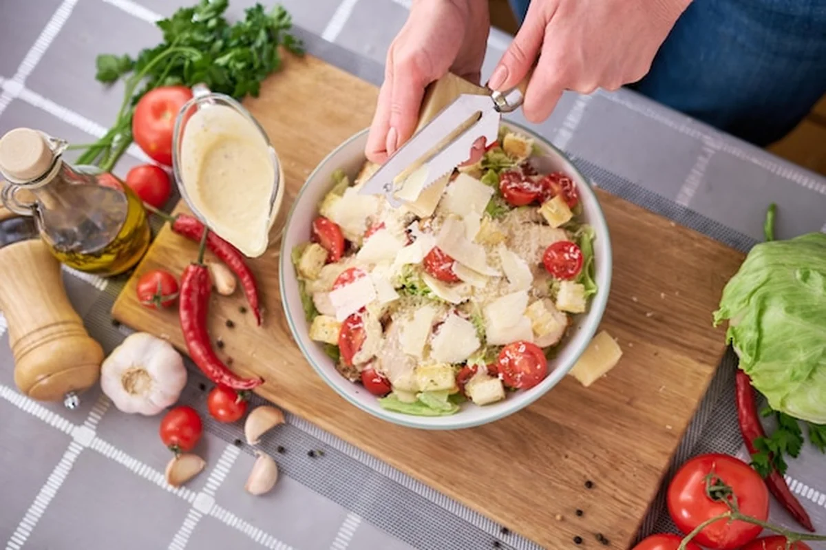 Zdrowa sałatka Cezar z kurczakiem, pomidorami, serem i grzankami