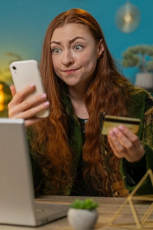 Zdenerwowana biznesmenka odmawiająca płatności za bank