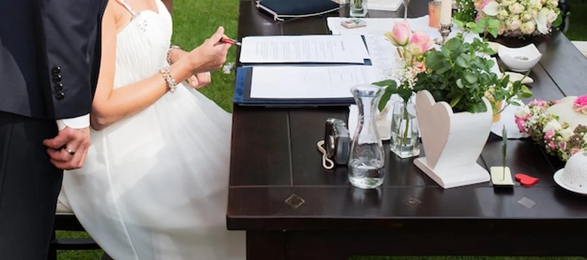 Środkowa część panny młodej i pana młodego przy ozdobionym stole podczas ceremonii ślubnej