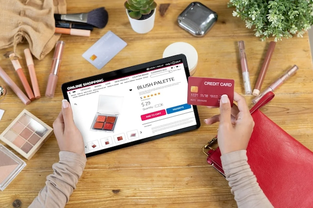 Kobieta szuka kluczowych przedmiotów do sprzedaży online