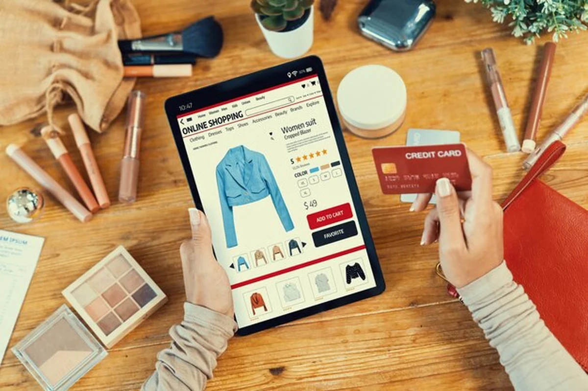 Kobieta robiąca zakupy online na rynku internetowym