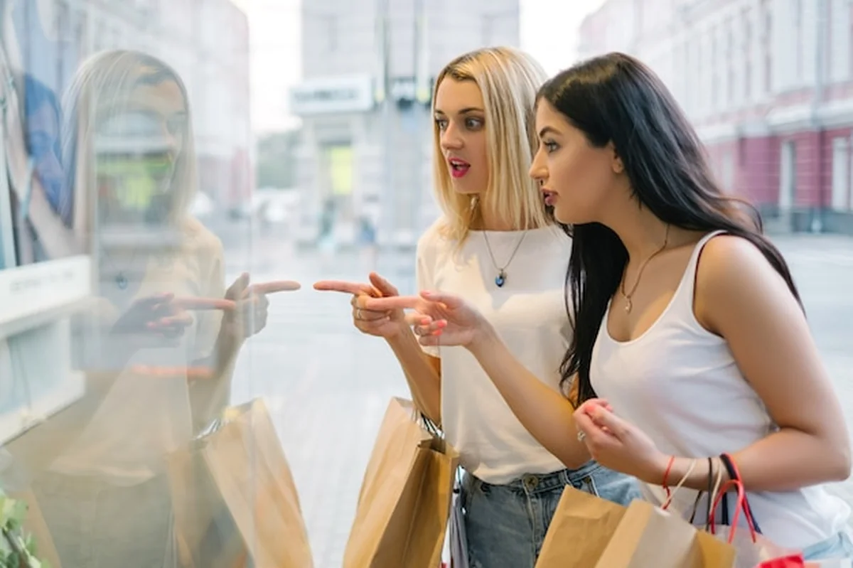 Kobieta robi zakupy w centrum handlowym