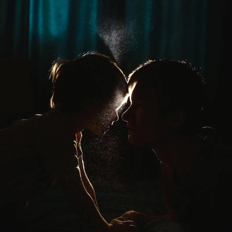 Pełnowymiarowy portret całującej się pary