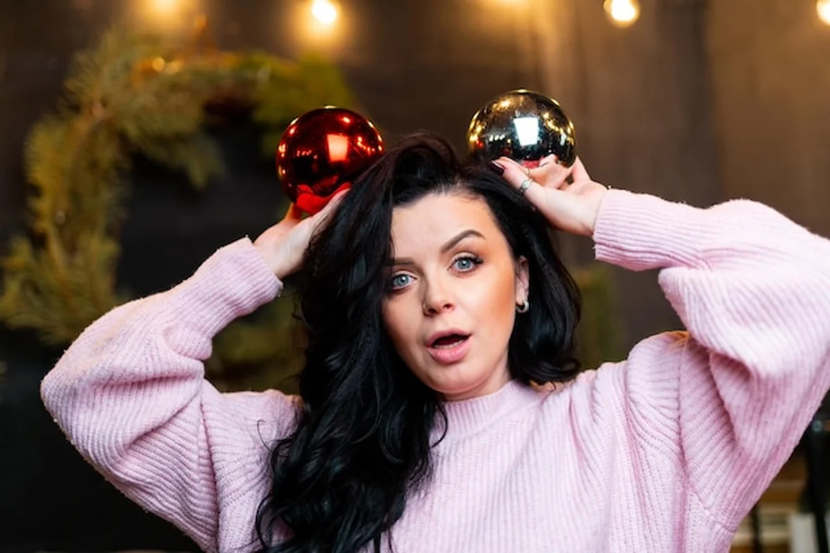 Młoda kobieta Boże Narodzenie z bombkami do zdjęć