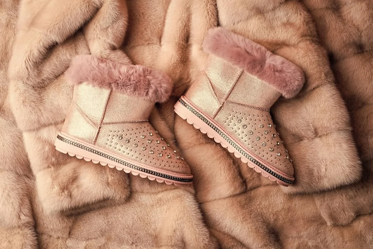 Para modnych butów UGG na futrze w modzie zimowej