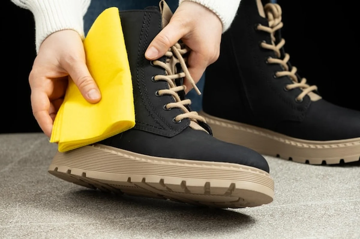 Kobieta pielęgnuje skórzanego buta tkaniną