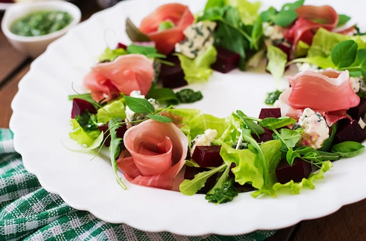 Sałatka z sałatą i szynką