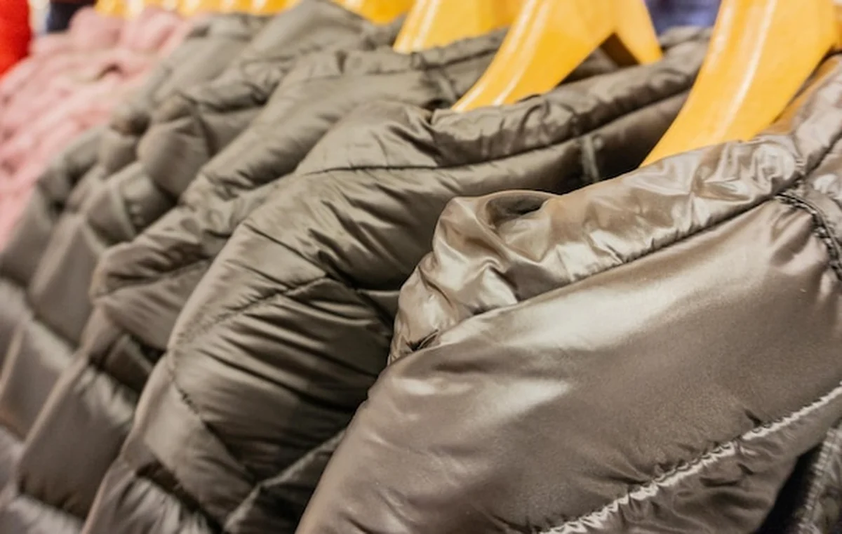 Zbliżenie ciepłej odzieży w sklepie