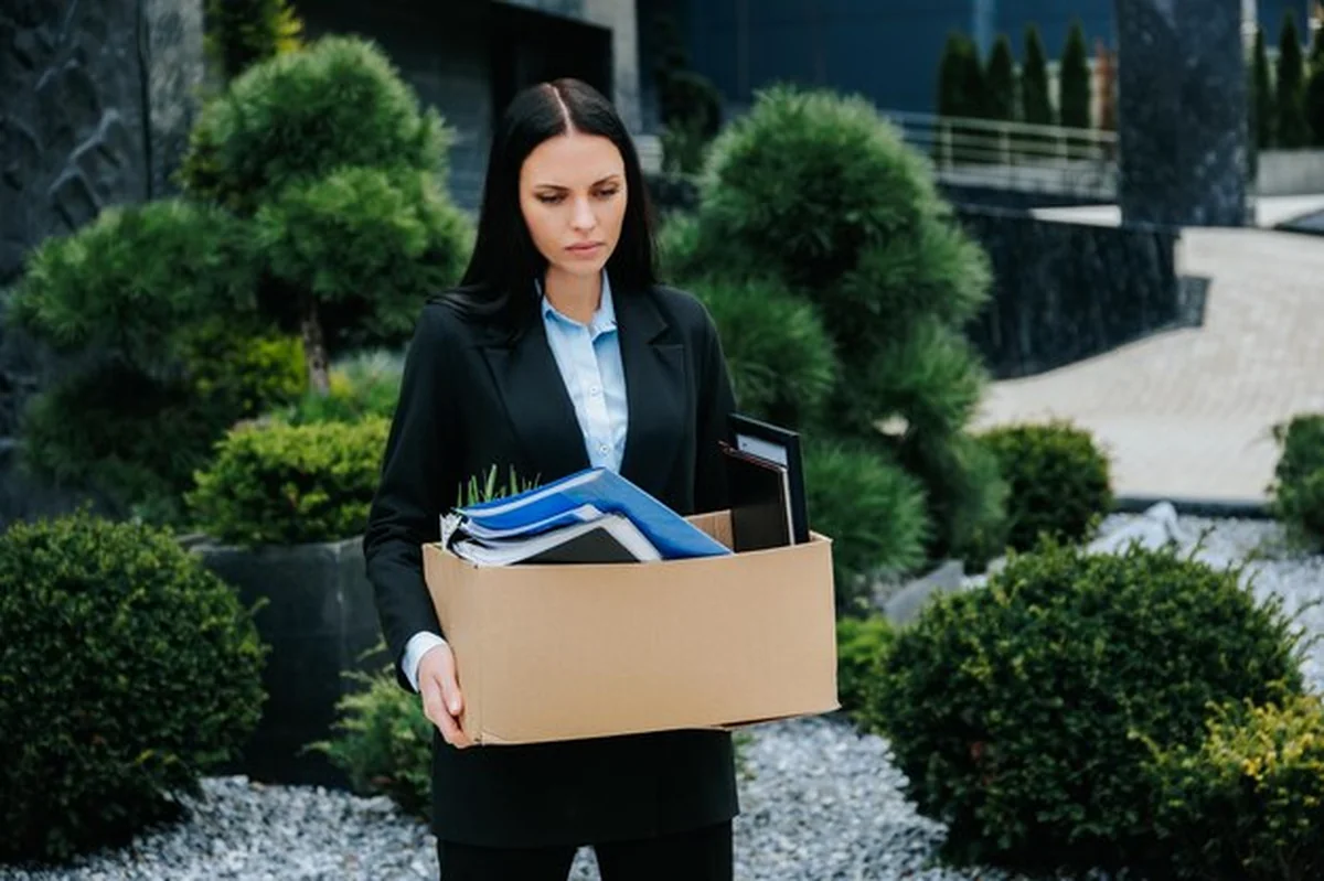 Kobieta trzymająca pudełko wspomnień