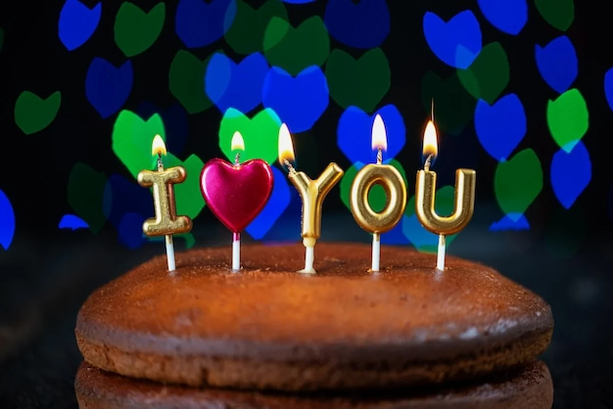 Zbliżenie tortu urodzinowego