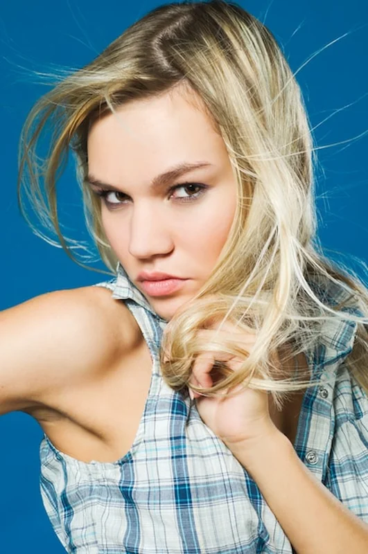 Blond dziewczyna z portretem