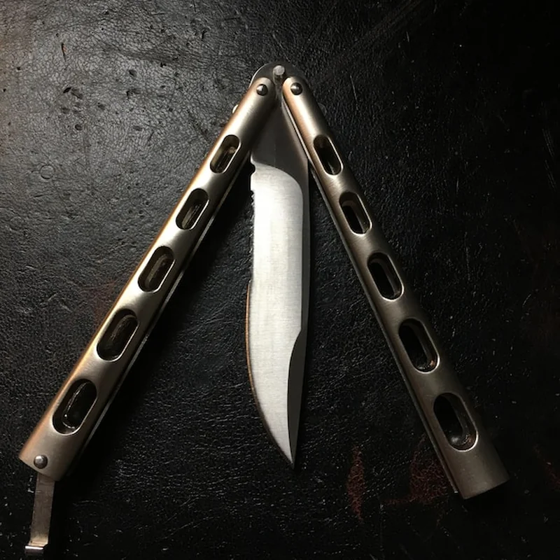 Metalowy nóż na czarnej powierzchni