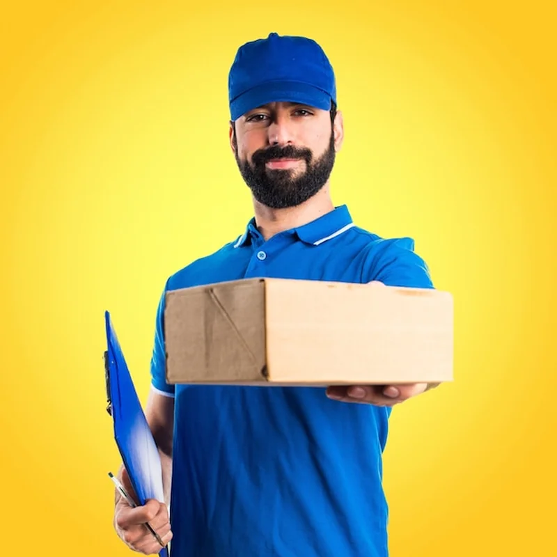 Mężczyzna dostawca na kolorowym tle