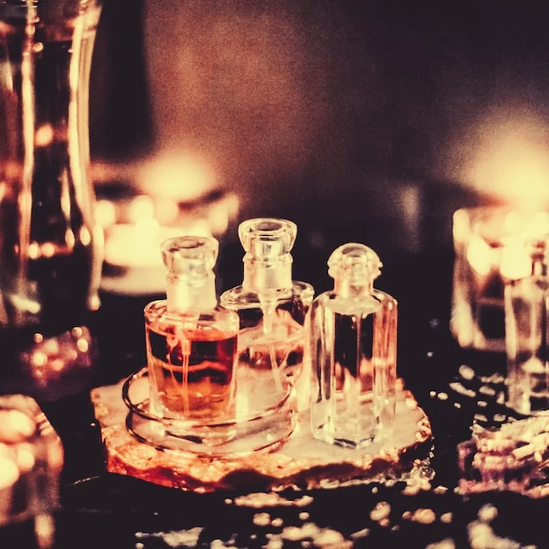 Butelki perfum i vintage zapach w nocy