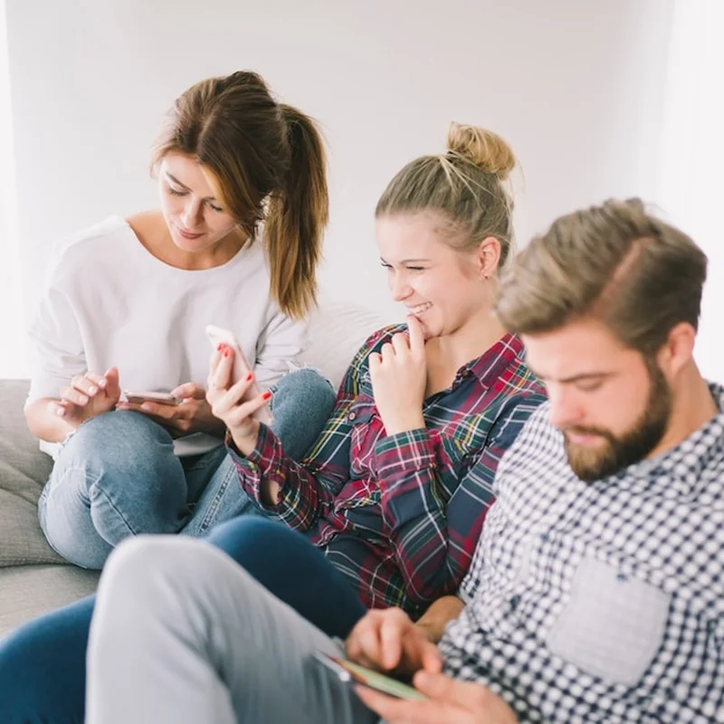 Ludzie siedzący razem z telefonami