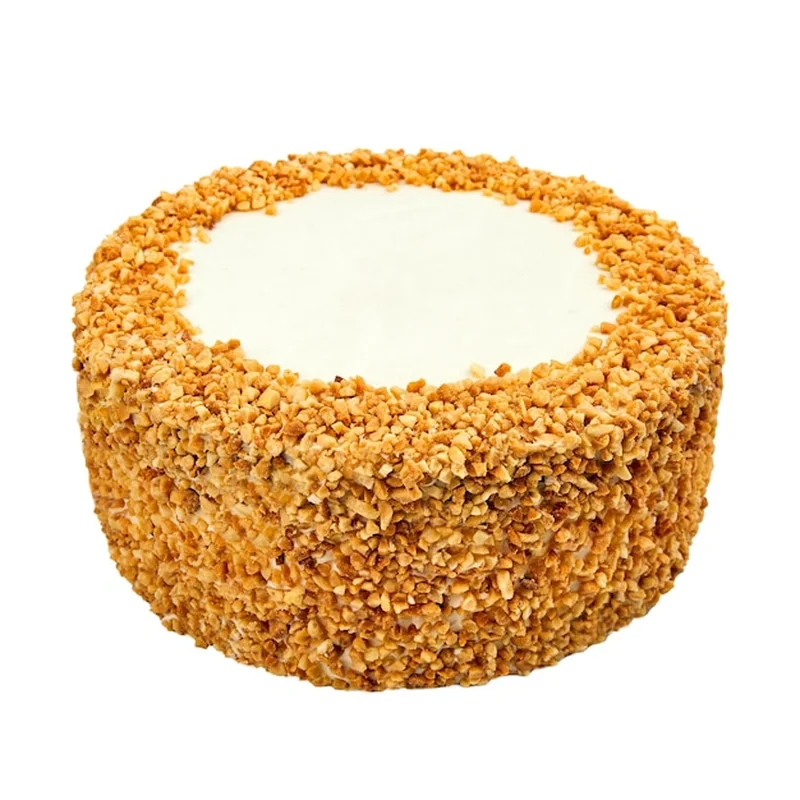 Ciasto z czekoladowym ciasteczkiem, śmietaną serem, solonym karamelem i orzeszkami ziemnymi na białym tle