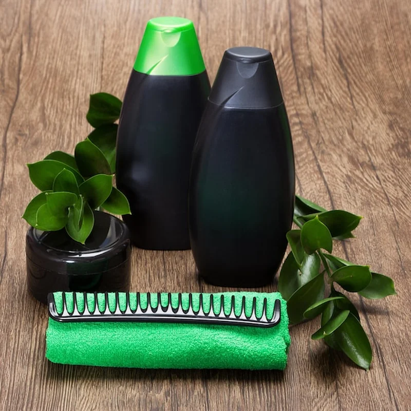 Naturalne kosmetyki do pielęgnacji włosów - szampon, odżywka, maska z zielonymi gałązkami roślin