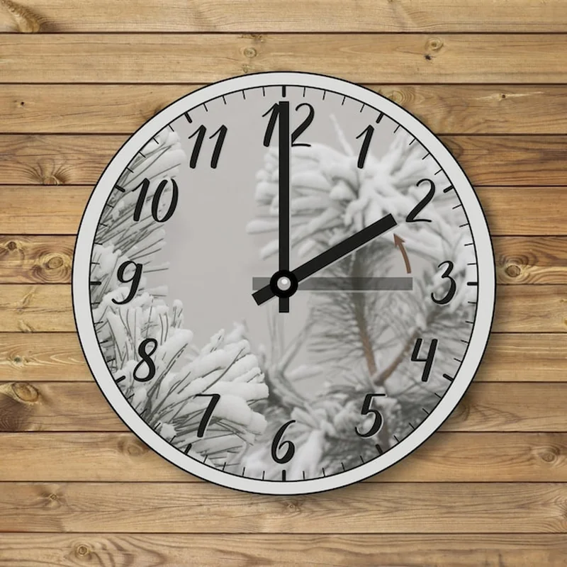 Zegar cofa się od 3 rano do 2 rano na drewnianej ścianie