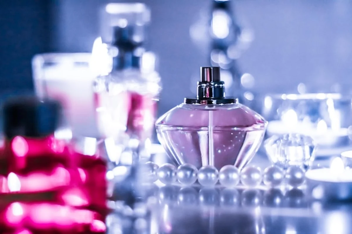Zbliżenie butelek z perfumami na stole