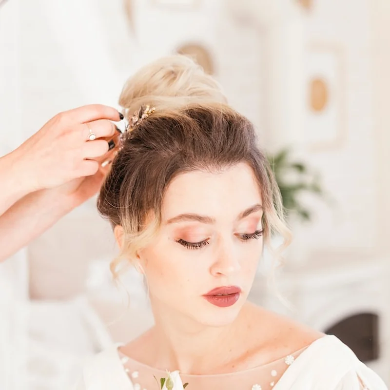 Panna młoda przygotowuje się do ślubu