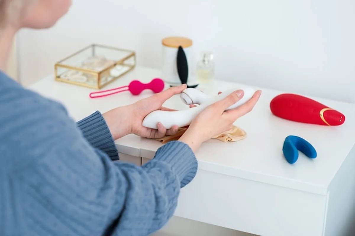 Osoba z zabawką seksualną