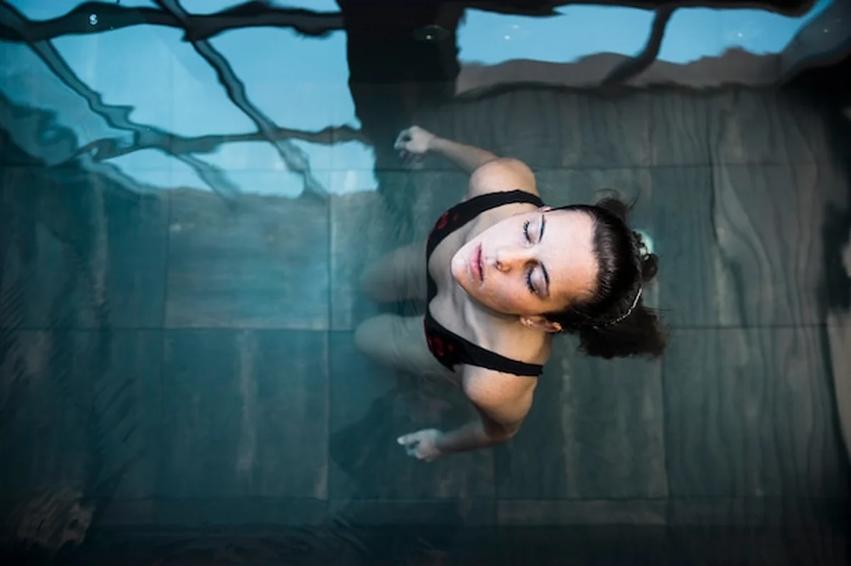 Kobieta relaksująca się w basenie spa