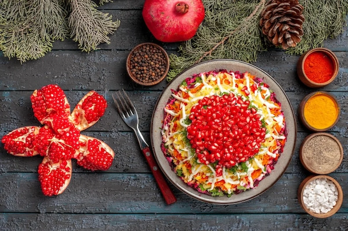 Apetyczne danie z granatem i przyprawami na ciemnym stole