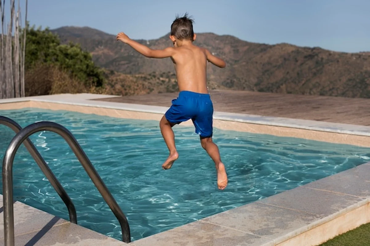 Dziecko skaczące do basenu