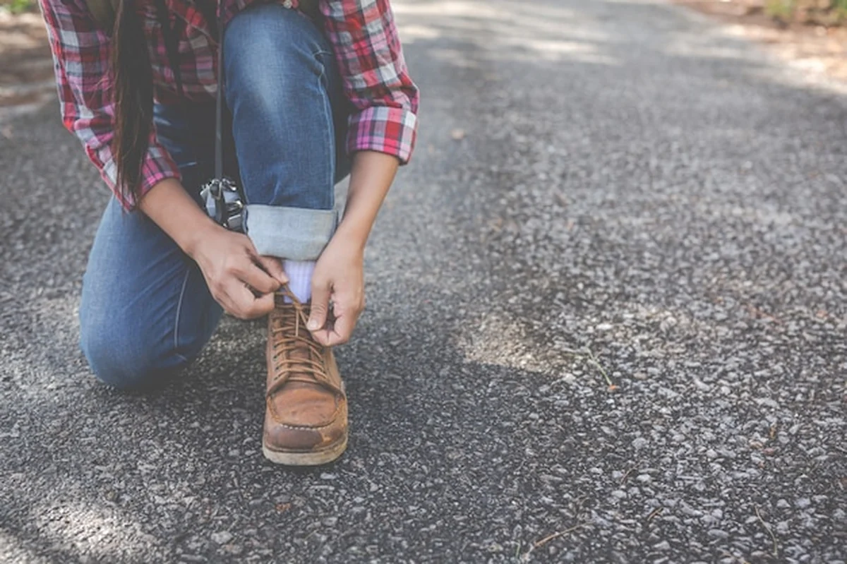 Dziewczyna wiązana liną, buty podróżne, wspinaczka