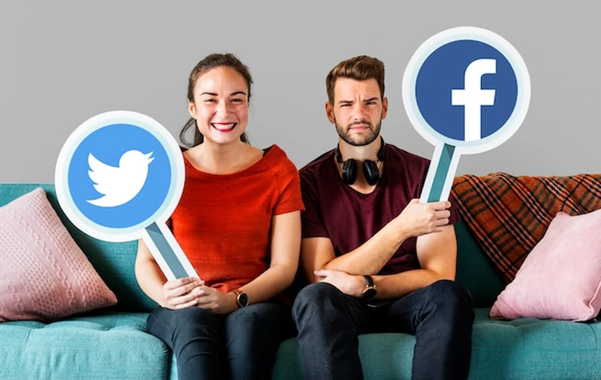 Para trzymająca ikony mediów społecznych