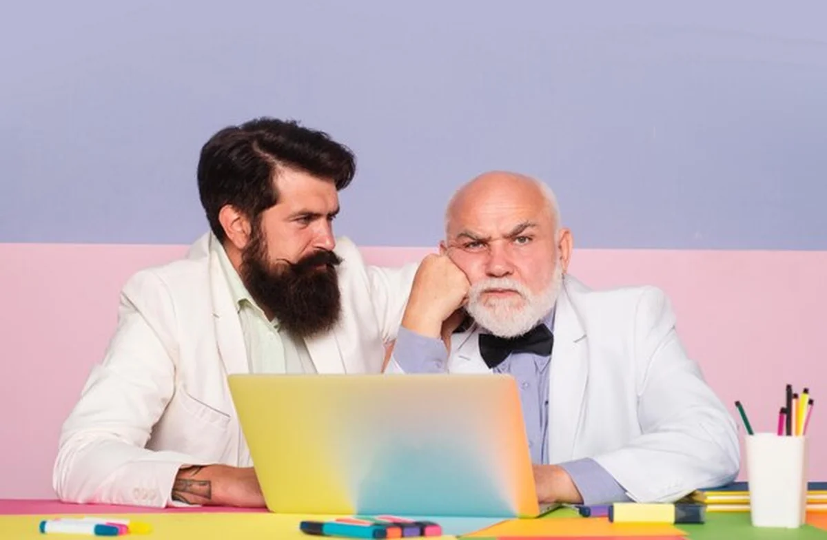 Biznesmeni rozmawiający z komputerem w pracy