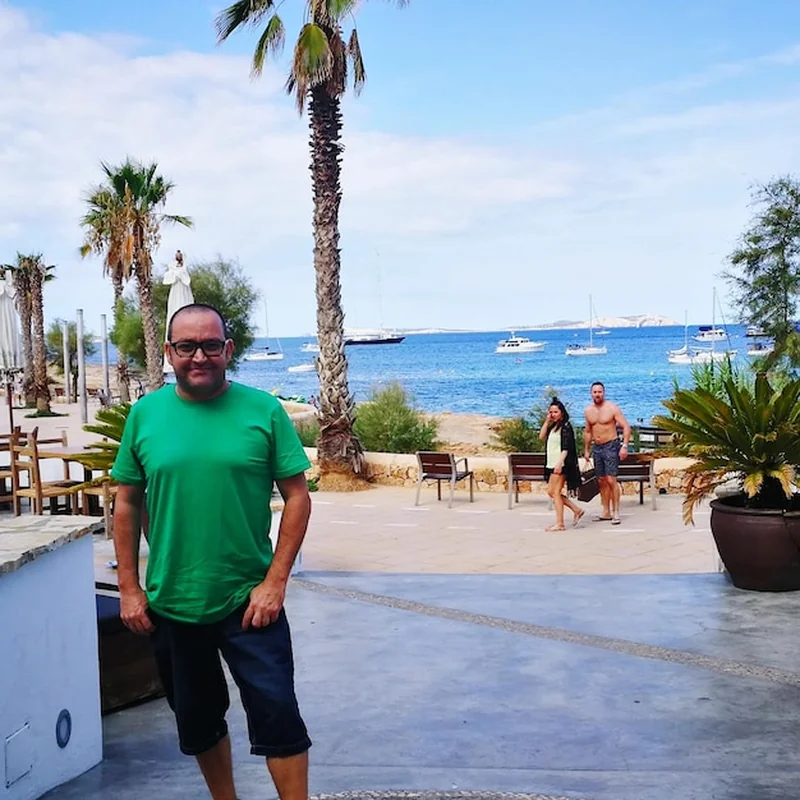 Mężczyzna stojący na plaży przed niebem