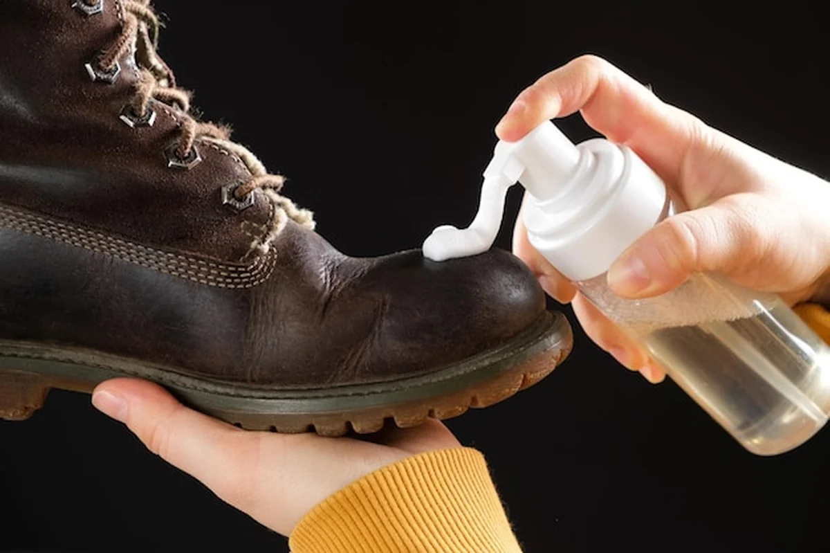 Nakładanie pianki oczyszczającej na brązowe buty nubukowe
