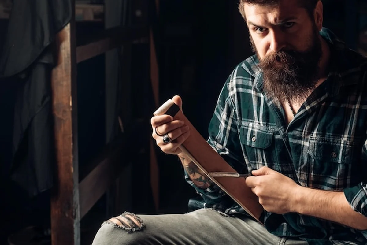 Fryzjer robi fryzurę nożyczkami i grzebieniem