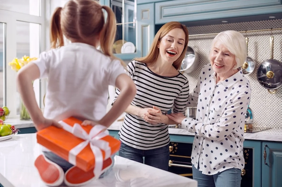 Młoda kobieta i jej matka przy blacie, próbują odgadnąć prezent