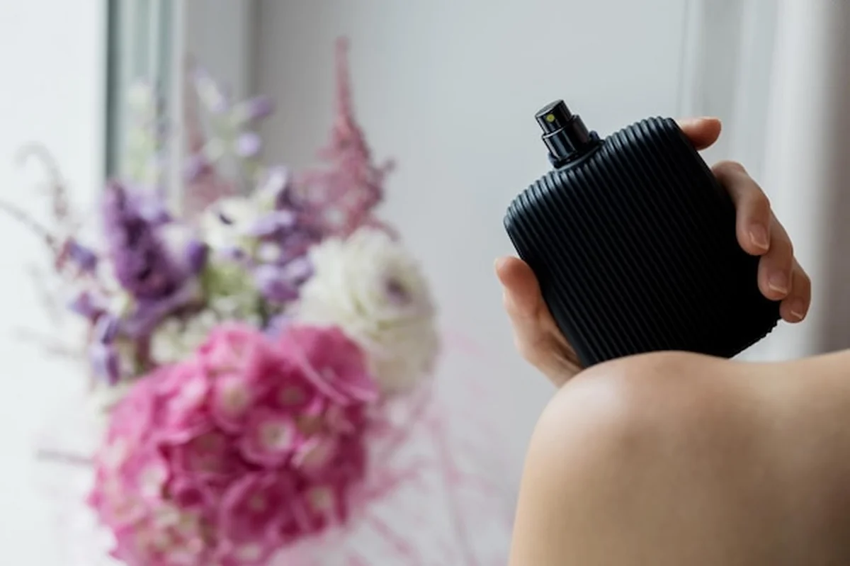 Kobieta trzymająca butelkę perfum