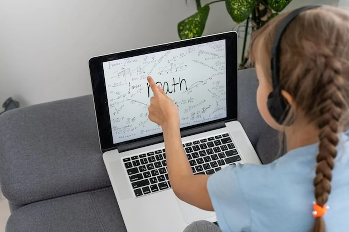 Mała dziewczynka ucząca się online podczas kwarantanny