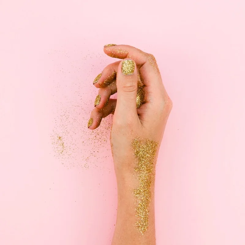 Paznokcie French z brokatem – jak wykonać idealny manicure?