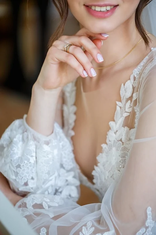 Młoda panna w białej sukni ślubnej