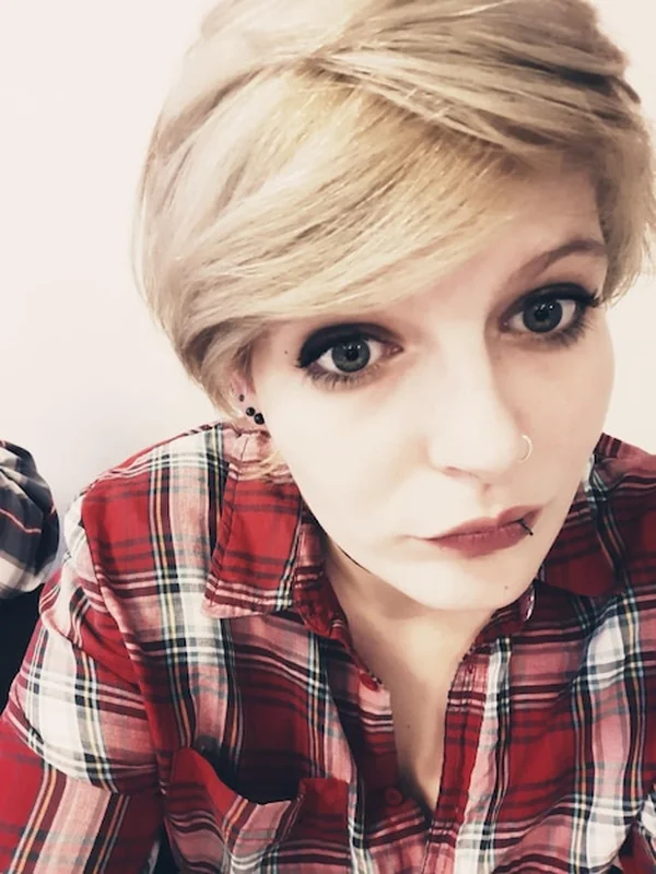 Kobieta z krótkimi włosami w domu