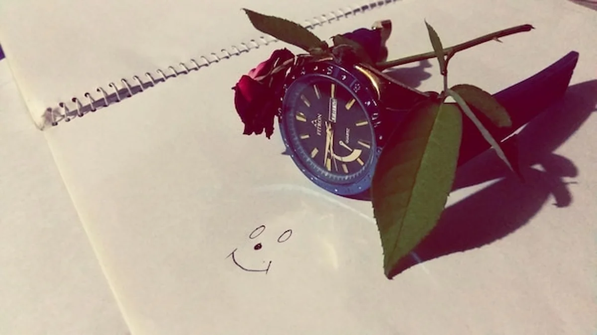 Zegarek z otwartą książką i kwiatem