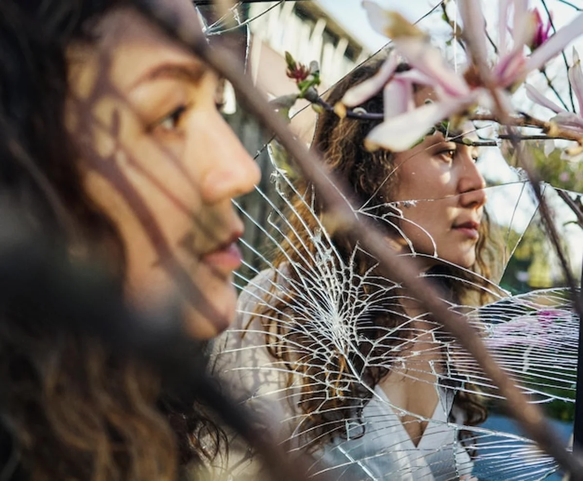 Młoda kobieta odwracająca wzrok