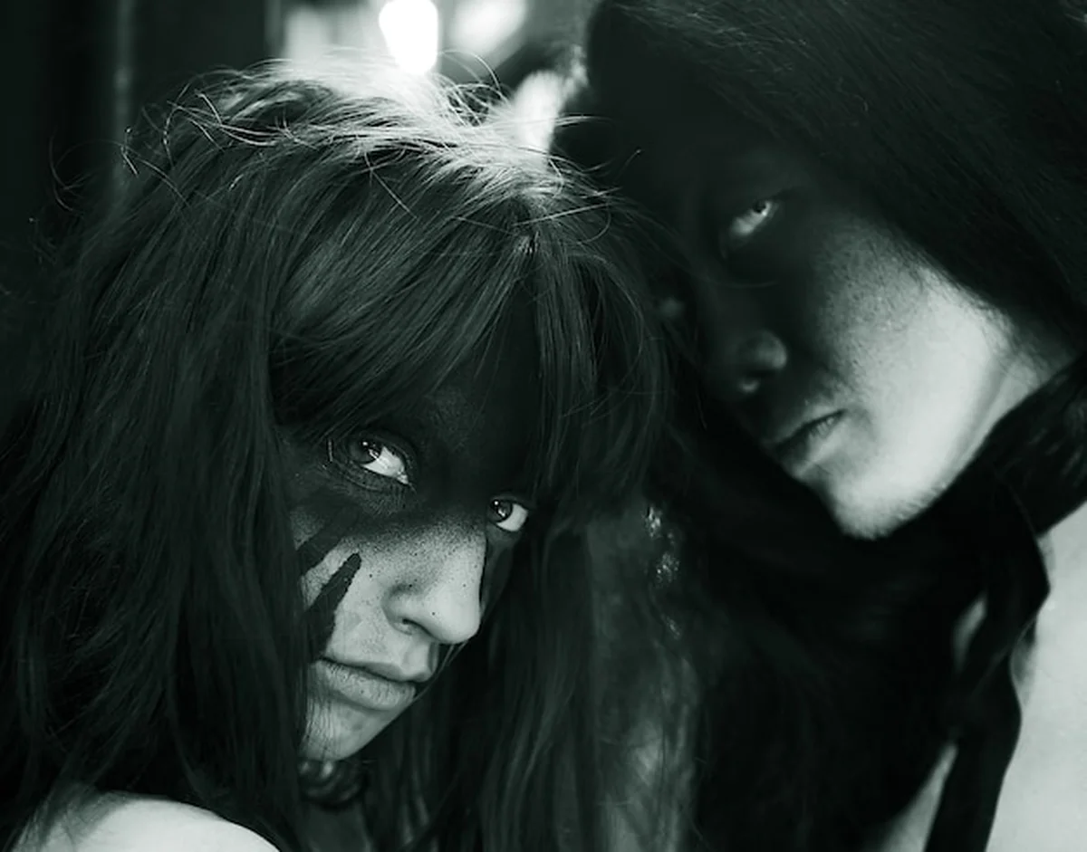 Dwie osoby z kreatywną grafiką twarzy